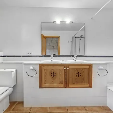 Biniatzau فيلة *